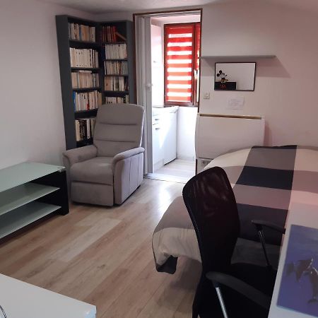 Studio Independant Apartment Saint-Illiers-la-Ville Bagian luar foto